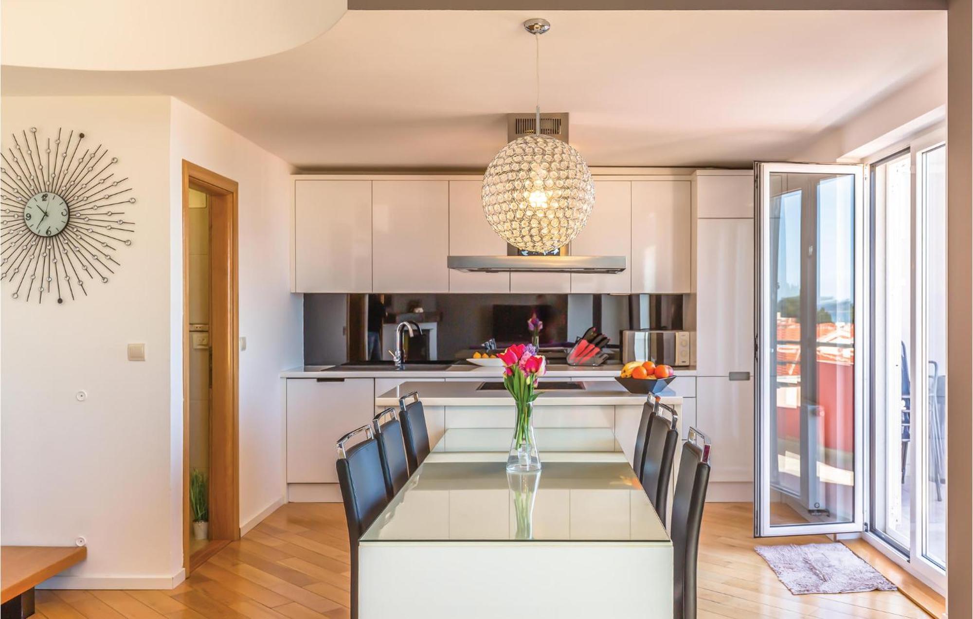 Lovely Apartment In Makarska With Kitchenette Eksteriør bilde